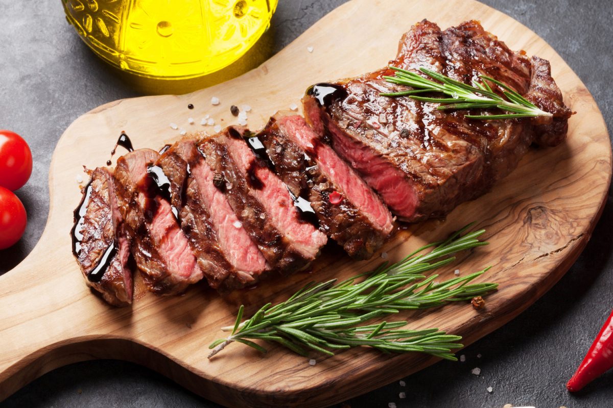 steakmediumgeschnittenundperappgebratenmitthermometer